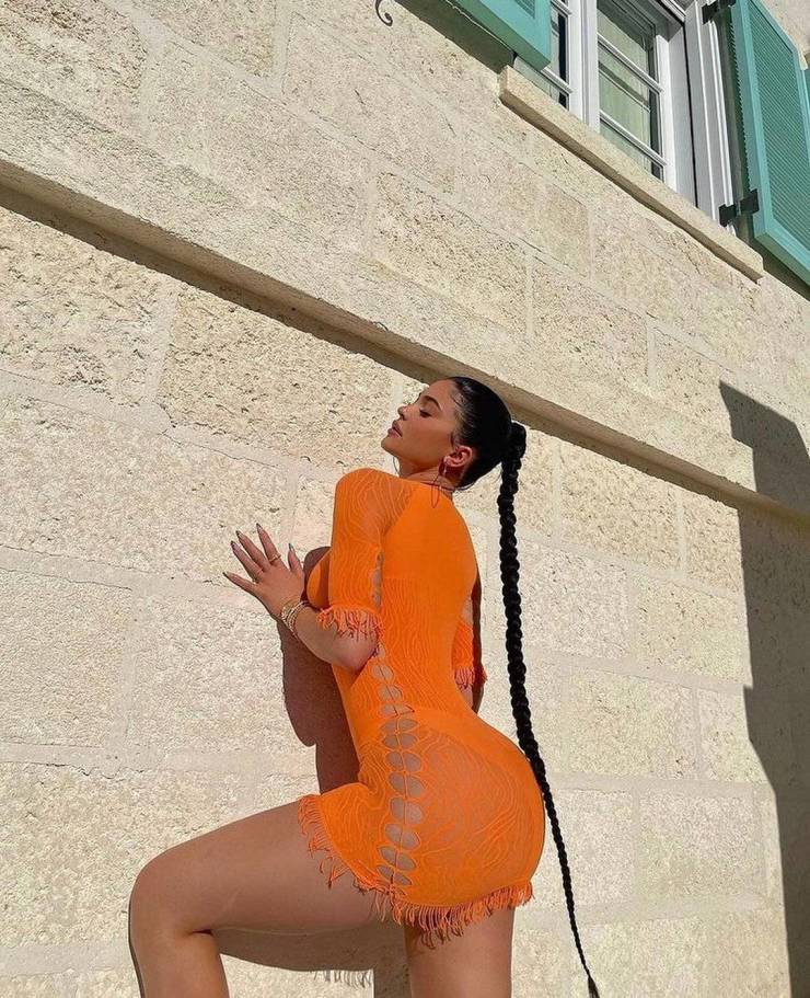 Dresses With Holes Are The New Fashion Trend!