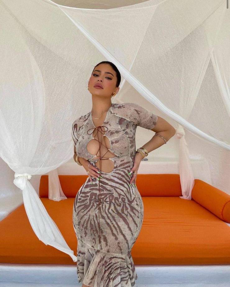 Dresses With Holes Are The New Fashion Trend!