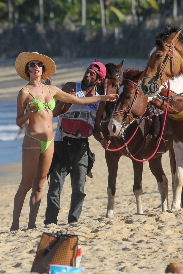 Alessandra Ambrosio’s Beach Weekend