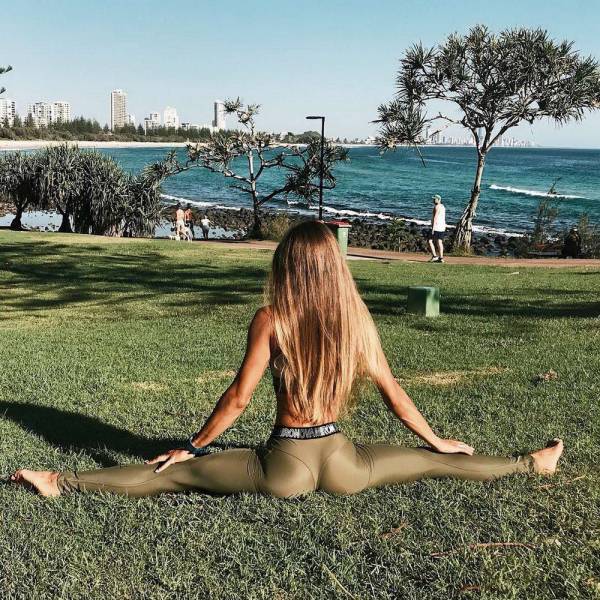 Sexy Girls In Yoga Pants!