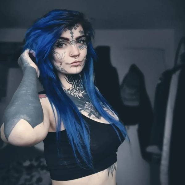 British Tattoo-Girl Disgusted After Seeing Her Body Without Tattoos