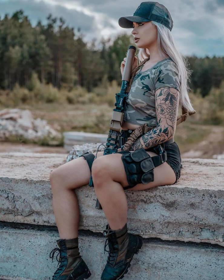 Sexy Girls With Some Serious Firearms