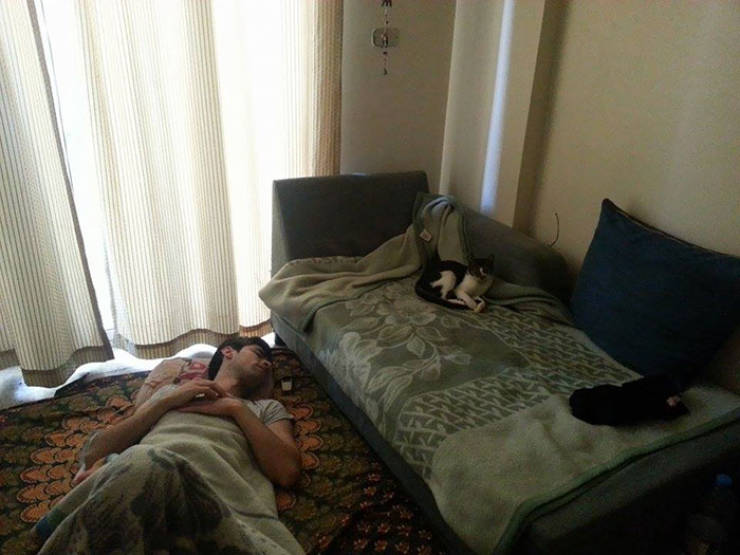Hilarious Times People Were Caught Sleeping