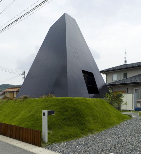 Jet black pyramid as home in Saijo, Hiroshima (18 pics) Jet black pyramid as home in Saijo, Hiroshima (18 pics)