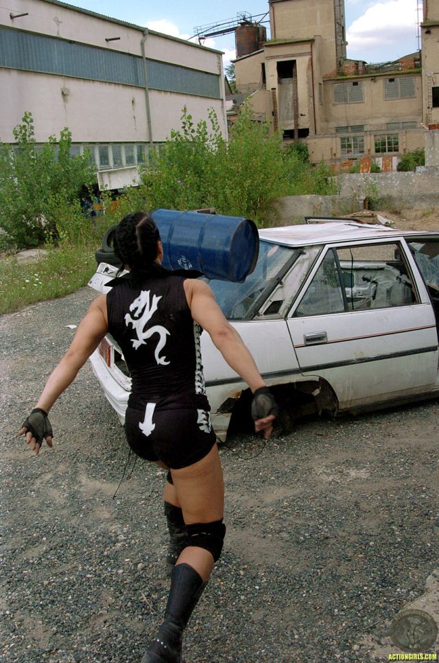 Action girl (30 pics)
