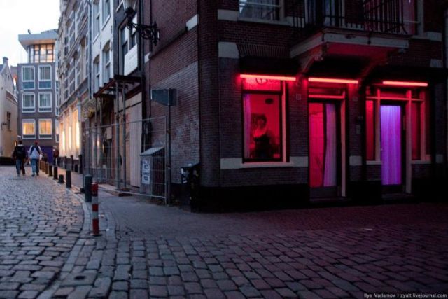 Red lights street (28 pics)