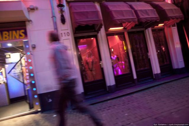 Red lights street (28 pics)