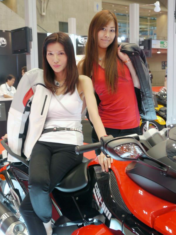 Japanese Auto Girls (43 pics)