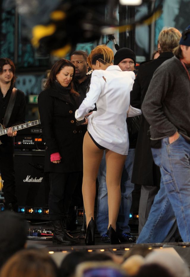 Rihanna (9 pics)