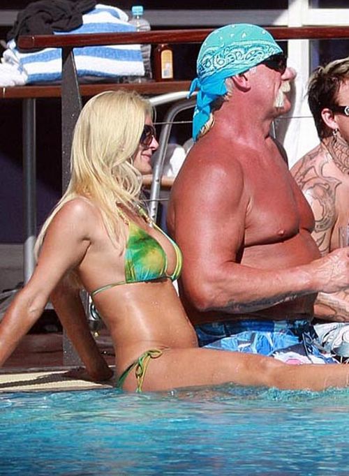 Hulk Hogan and his daughter in the pool (9 pics)