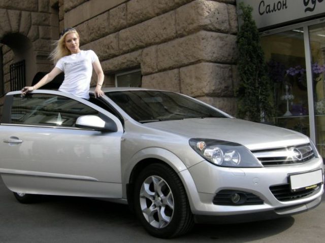 Russian Ladies and Cars (46 pics)