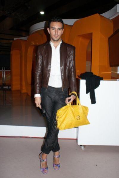 This Man Has a Good Taste in Women&rsquo;s Shoes (16 pics)