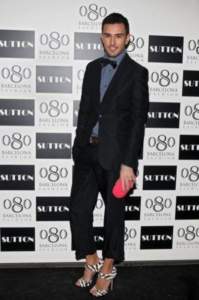 This Man Has a Good Taste in Women&rsquo;s Shoes (16 pics)