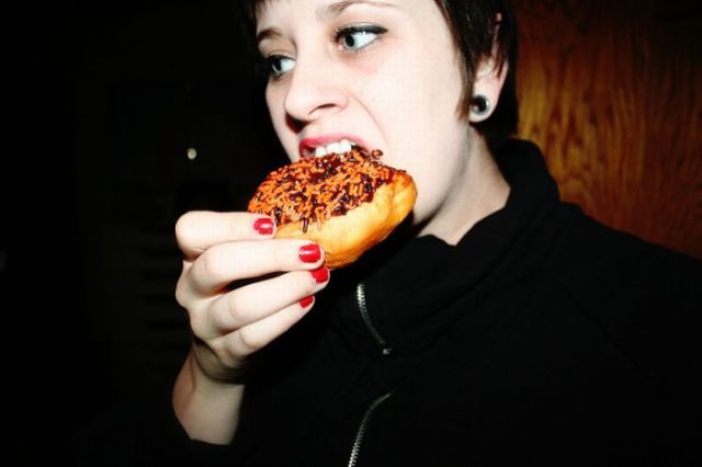 Donuts and Girls &ndash; What More to Ask! (33 pics)