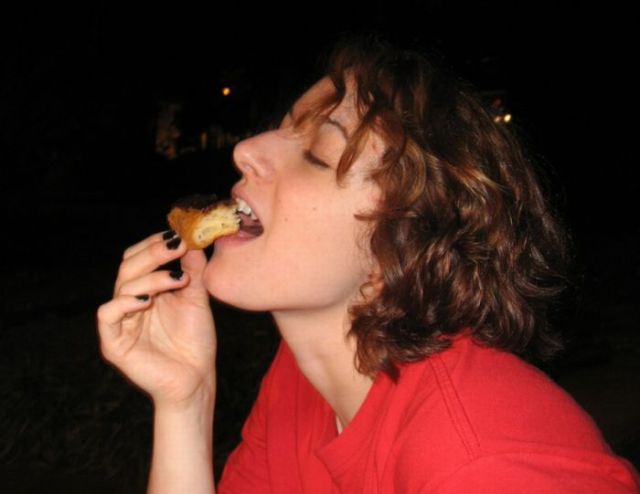 Donuts and Girls &ndash; What More to Ask! (33 pics)