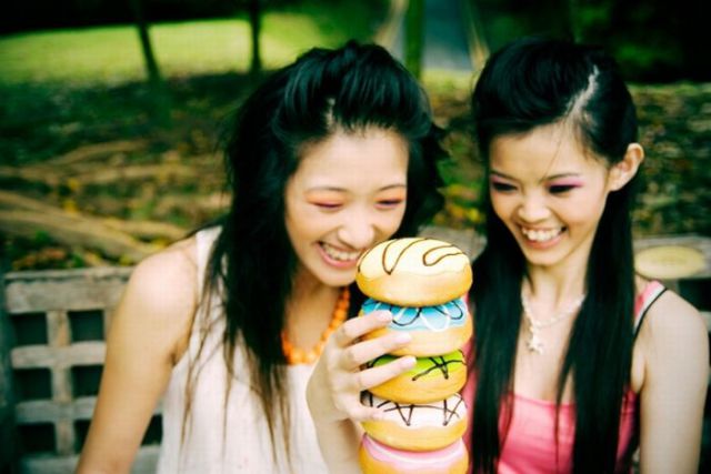 Donuts and Girls &ndash; What More to Ask! (33 pics)