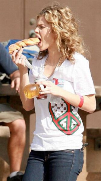 Donuts and Girls &ndash; What More to Ask! (33 pics)