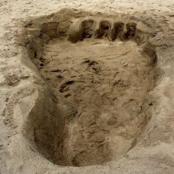 Huge Footsteps on The Beach (4 pics) Huge Footsteps on The Beach (4 pics)
