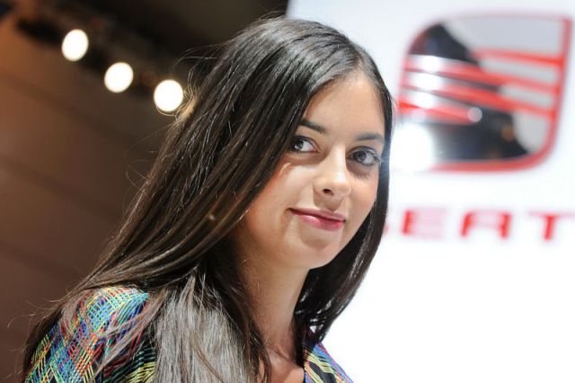 Girls from the 2010 Paris Motor Show (109 pics)
