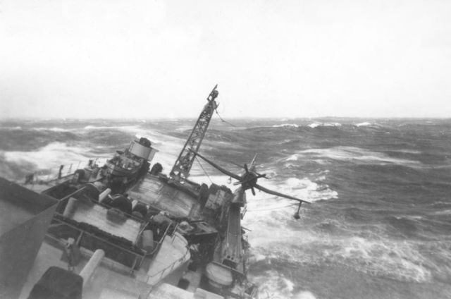 Great Photos of Navy Ships in the Middle of the Ocean