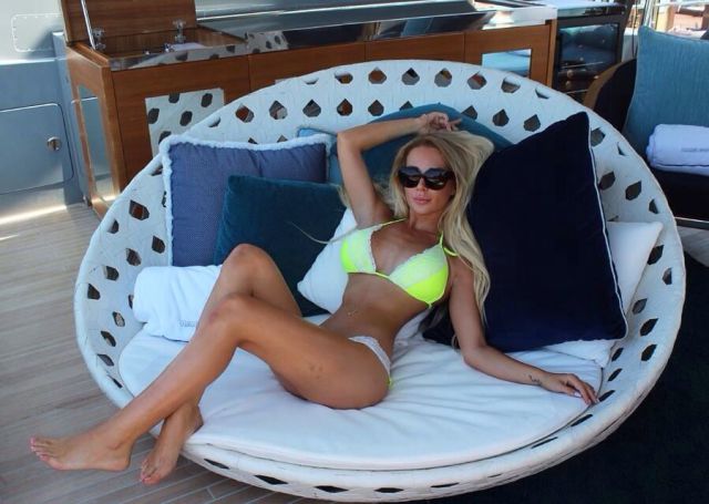 Beautiful Babes in Skimpy Bikinis