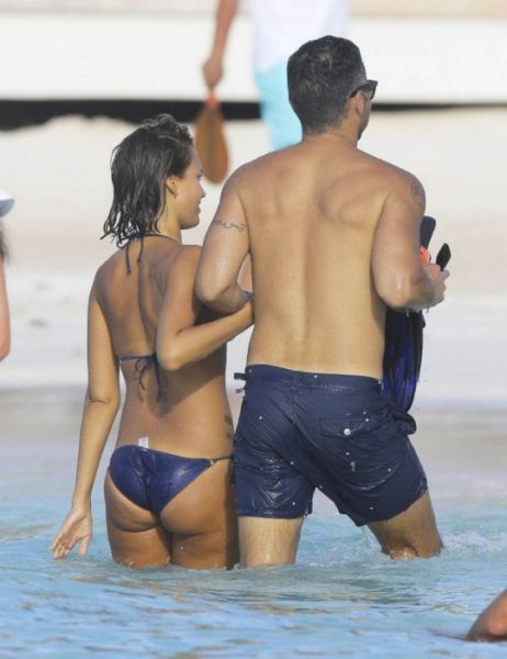 Jessica Alba Still Looks Sexy in a Bikini